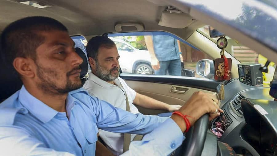 <div class="paragraphs"><p>ದೆಹಲಿಯಲ್ಲಿ ಉಬರ್ ಕ್ಯಾಬ್ನಲ್ಲಿ ಚಾಲಕ ಸುನಿಲ್ ಉಪಾಧ್ಯಾಯ ಅವರೊಂದಿಗೆ ರಾಹುಲ್ ಗಾಂಧಿ ಸಂಚಾರ</p></div>